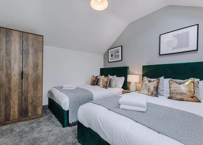 Host & Stay - The Roscoe Coach House